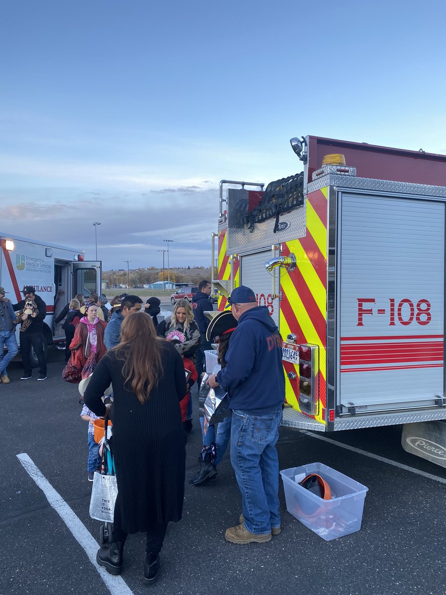 PR: Trunk-or-Treat

Duchesne Fire Department at the Trunk-or-Treat event 10/30/2021, held at the Duchesne County Centennial Events Center, Duchesne Utah.

Thanks to all that stopped to see us.

Happy Halloween!