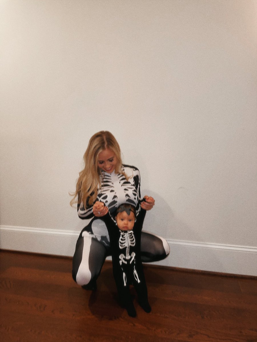swissveee's tweet photo. Halloween 2021 💀🖤🎃 https://t.co/oAamMCZUAh