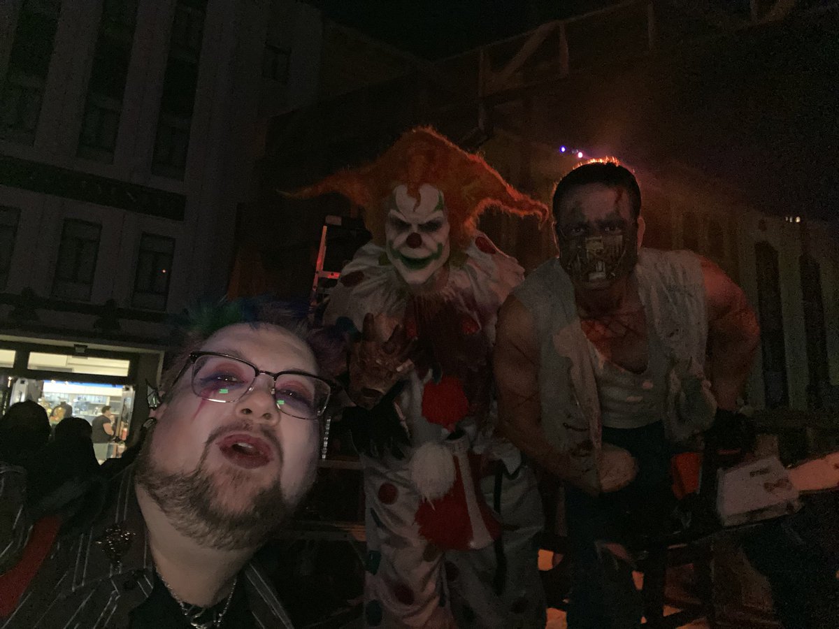 wrexplorer's tweet photo. Scary times with the Schmidt Brothers. God I’m gonna miss this. #hacktion #HHN30 https://t.co/zSIx7iCq3a