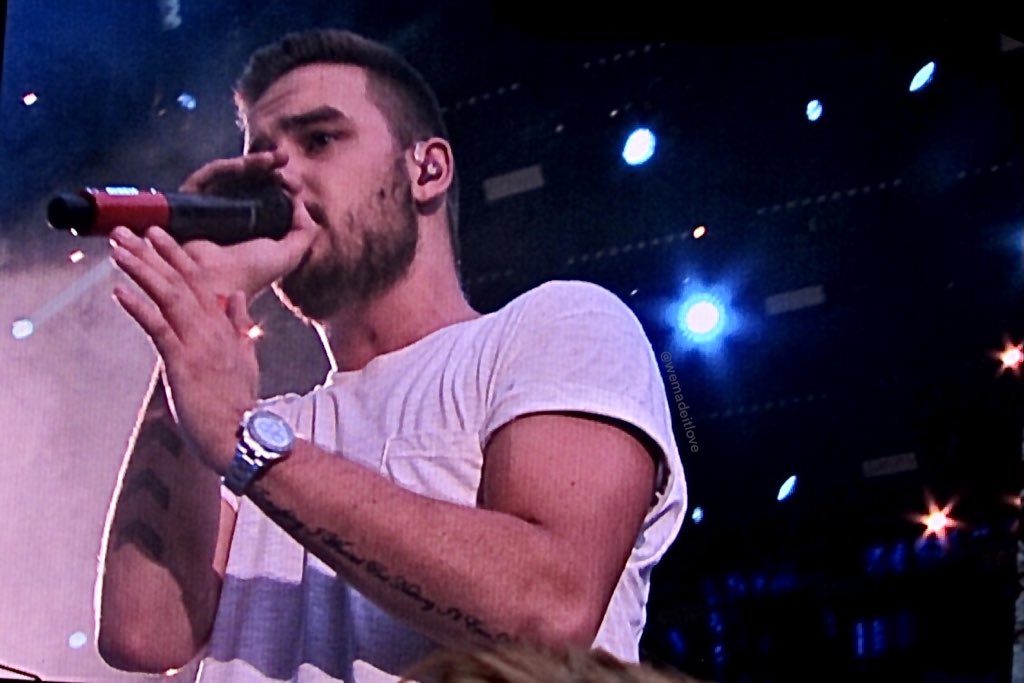 liam_projects's tweet photo. ساعت ۷:۳۰ شب دوباره توییت اتک داریم.
تا اون موقع یک کا ریپلای؟

" Liam Payne’s vocals on the acoustic version of Sunshine are giving us goosebumps. WHAT A VOICE!!! 
@LiamPayne
 #LiamPayne #Sunshine " https://t.co/BwVwQoJtvU