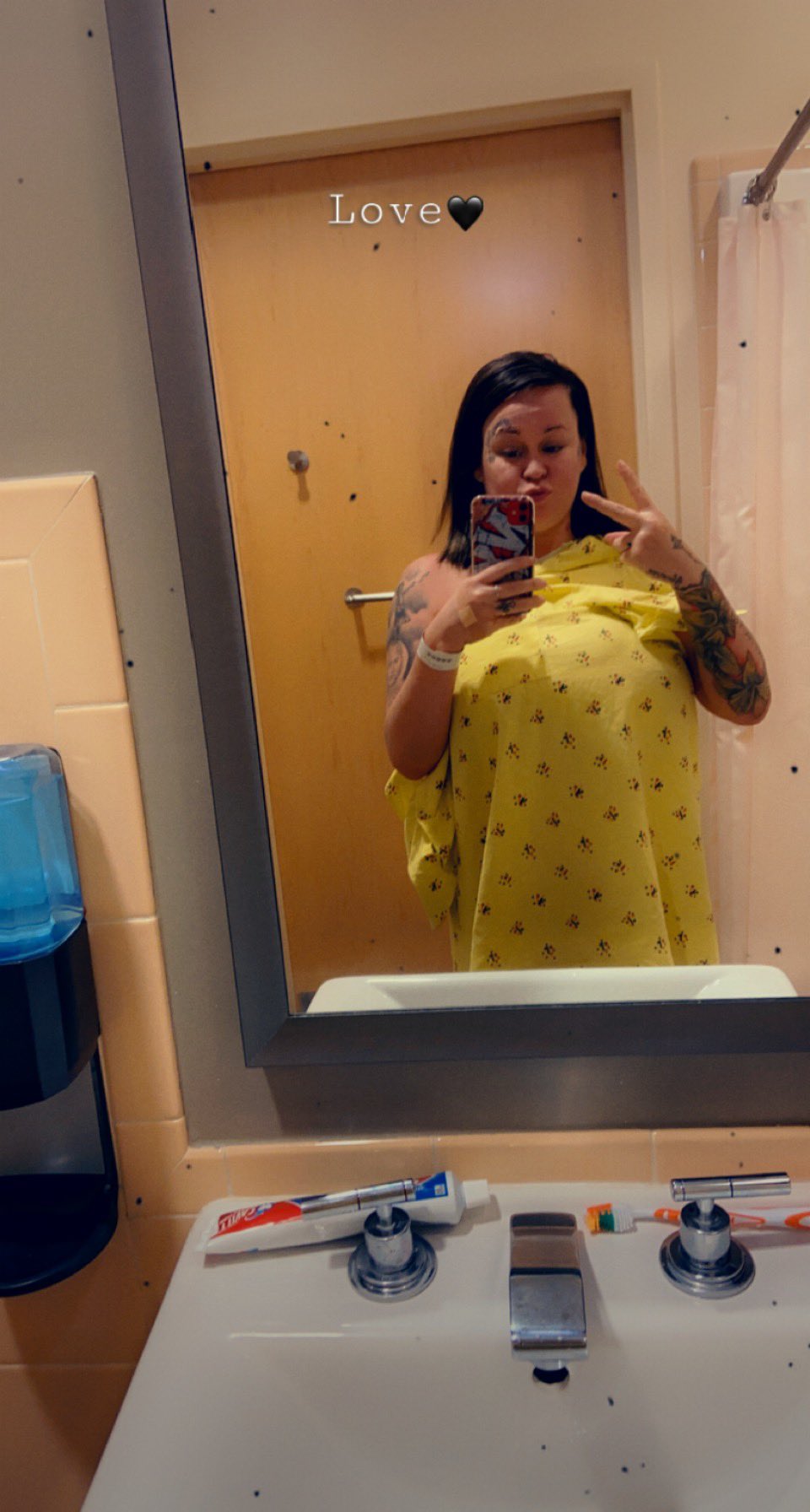 1 pic. 2am can’t sleep day 2 in hospital I’m bored! Praying to go home tomorrow! Boobies for you 😘 https://t.co/FORS3BtbL8
