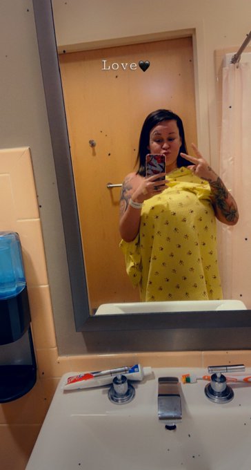 2am can&rsquo;t sleep day 2 in hospital I&rsquo;m bored! Praying to go home tomorrow! Boobies for you 😘 https://t