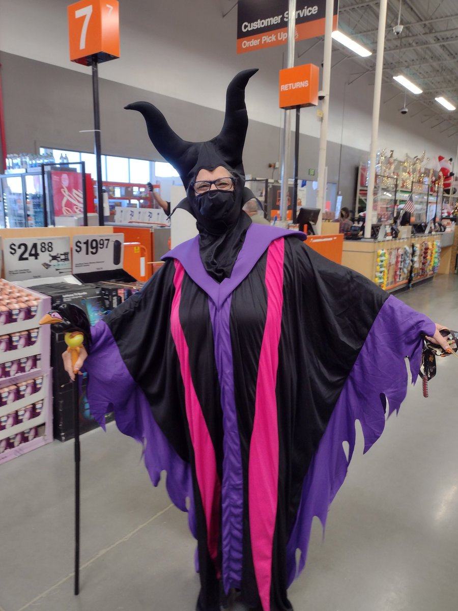 coryjt_02's tweet photo. Tracy, Brandy, Hunter &amp; @Hd22Teresa all in the spirit! Happy Halloween @HomeDepot3322 https://t.co/e2T0JAxBuh