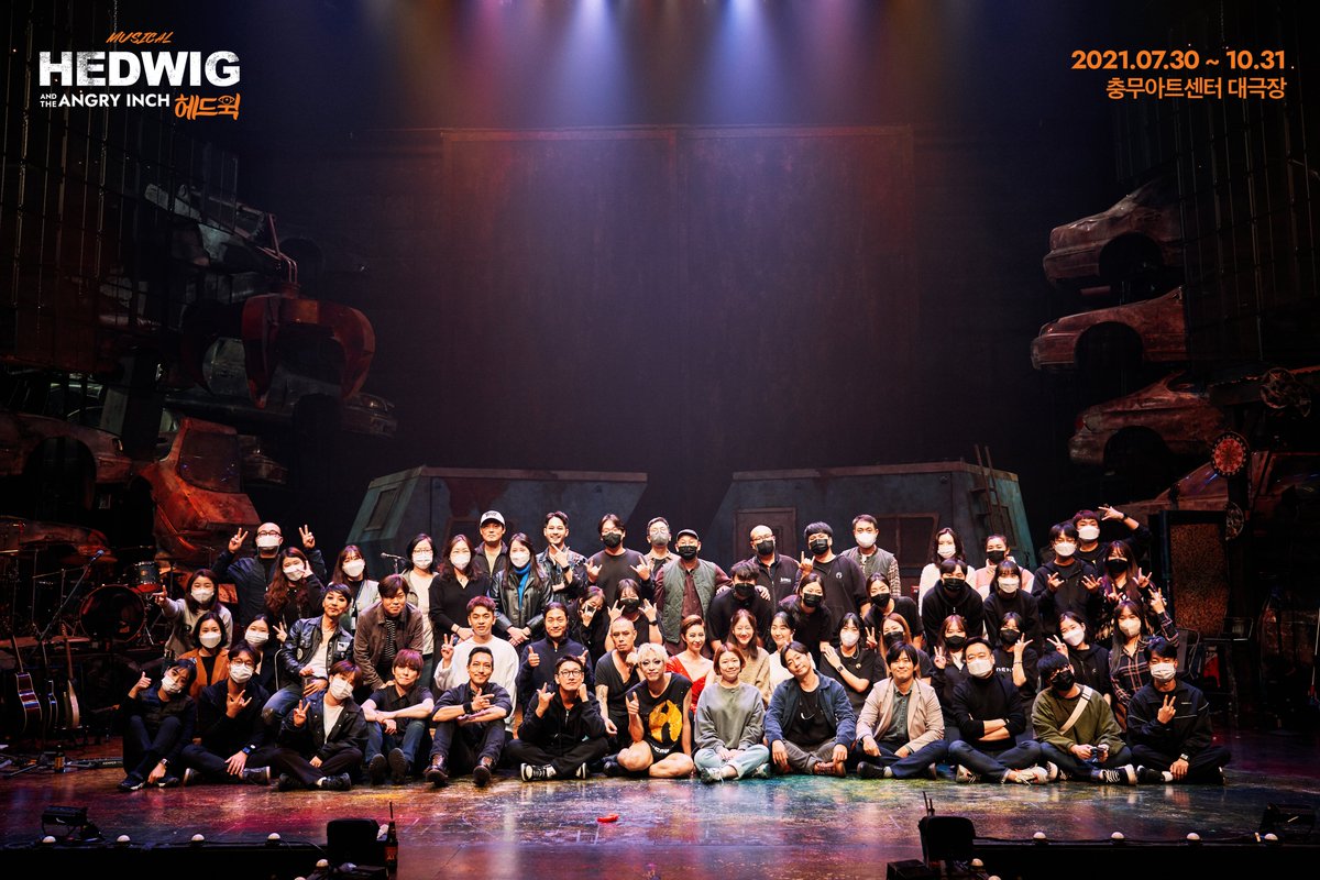 shownote's tweet photo. ｜Good-bye｜#헤드윅
⠀
"변치 말고 지금처럼
서로 안고 끌어주고
모두가 하나 된 이 밤"
⠀
지금까지 뮤지컬 <헤드윅>을 
사랑해주신 관객 여러분께 
진심으로 감사드립니다.
⠀
2021 <HEDWIG>
&amp; The Angry Inch
⠀
2021.7.30~10.31
#충무아트센터대극장
#뮤지컬헤드윅 https://t.co/83sr7IvHqk