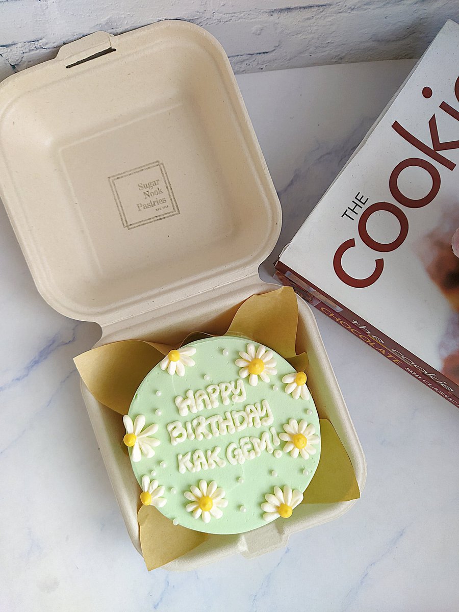 redorable_'s tweet photo. failed birthday surprise for @snuggleJu31 but its ok the most important the cake arrived safely and she also said the cake was taste great😆 hahaha happy birthday again my dearest kak gem🥰💖 https://t.co/mOWKz80I9o
