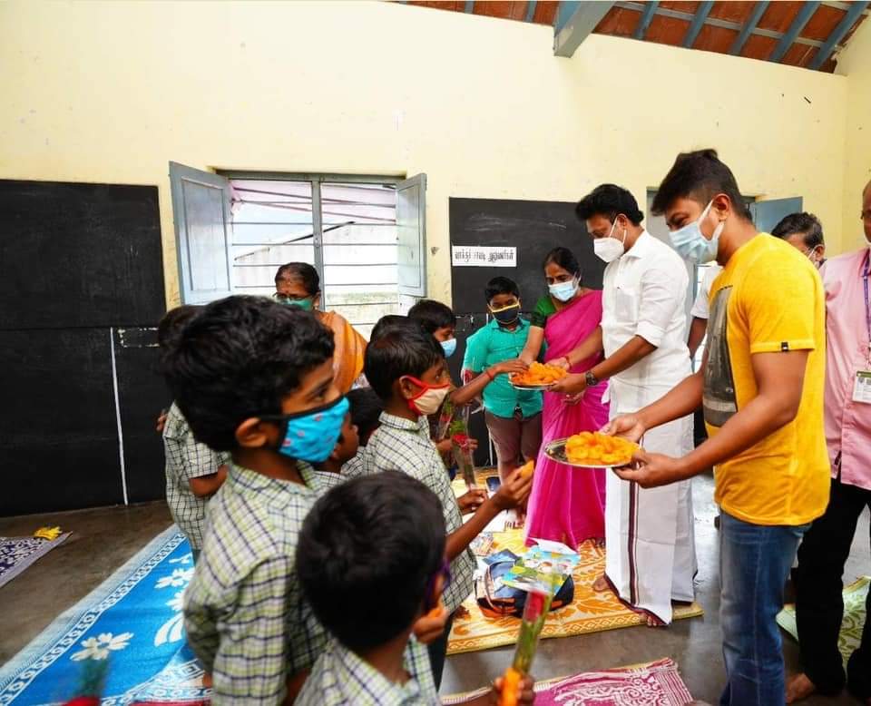 RaghuRizzle's tweet photo. #பொள்ளாச்சியில் பள்ளியில் குழந்தை செல்வங்களை வரவேற்ற திரு.#உதயநிதி_MLA அவர்களும், திரு.#அன்பில்மகேஷ்பொய்யாமொழி_MLA அவர்களும்.😍😍

@Udhaystalin | @Anbil_Mahesh 🖤❤️ https://t.co/Ag1kDQsE0r