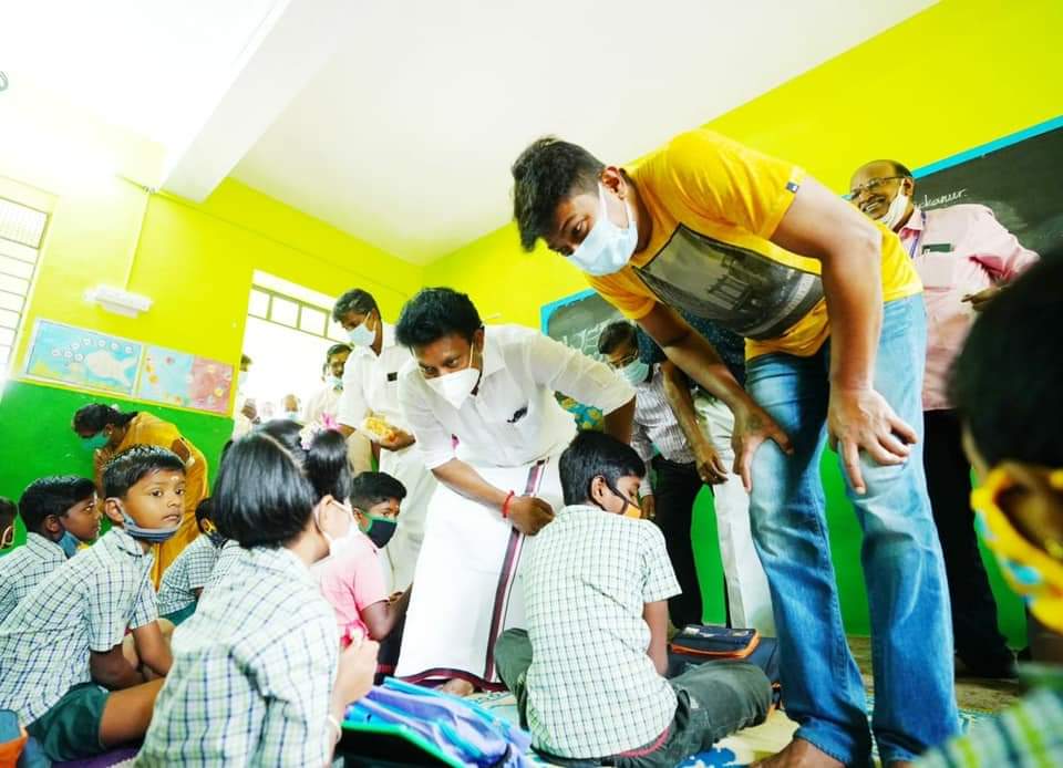 RaghuRizzle's tweet photo. #பொள்ளாச்சியில் பள்ளியில் குழந்தை செல்வங்களை வரவேற்ற திரு.#உதயநிதி_MLA அவர்களும், திரு.#அன்பில்மகேஷ்பொய்யாமொழி_MLA அவர்களும்.😍😍

@Udhaystalin | @Anbil_Mahesh 🖤❤️ https://t.co/Ag1kDQsE0r