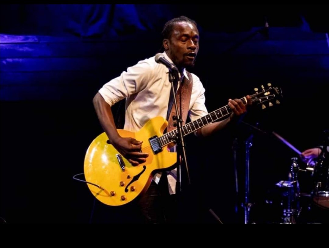 This is an Erik Paliani appreciation tweet. 
He took us through a jazz class in one song and made us fully conversant with jazz at the end of it. 
After that his other 3 songs were a lifetime experience. 
Legend 🙌🏾🙌🏾🙌🏾🙌🏾
Thanks #LiFest for including him on that terrific lineup 🔥