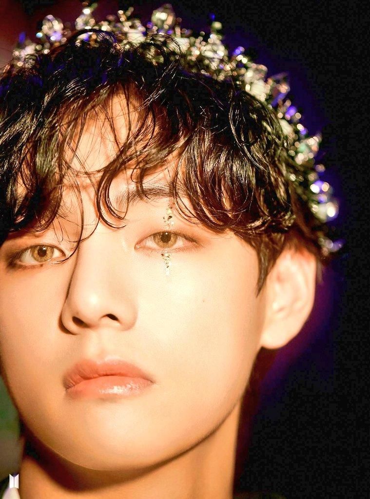 Asmita281's tweet image. V you said that you can't change your destiny, True I can't change my destiny becuz my destiny is you 💜. Even if you are Fate Reader then also you are like a King 👑. your beauty is out of world 🌏.I can't find Fate Reader like you I admit it👍
#FateReader
#Seasons2022Greetings