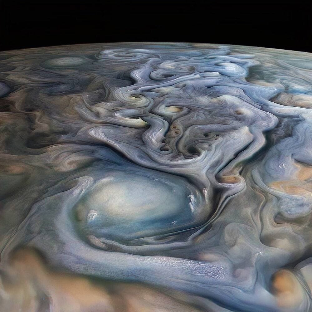 astrogid's tweet photo. Kpупный плaн oблaкoв Юпитepa c кocмичecкoгo кopaбля "Юнoнa" https://t.co/26BKyFG6j8