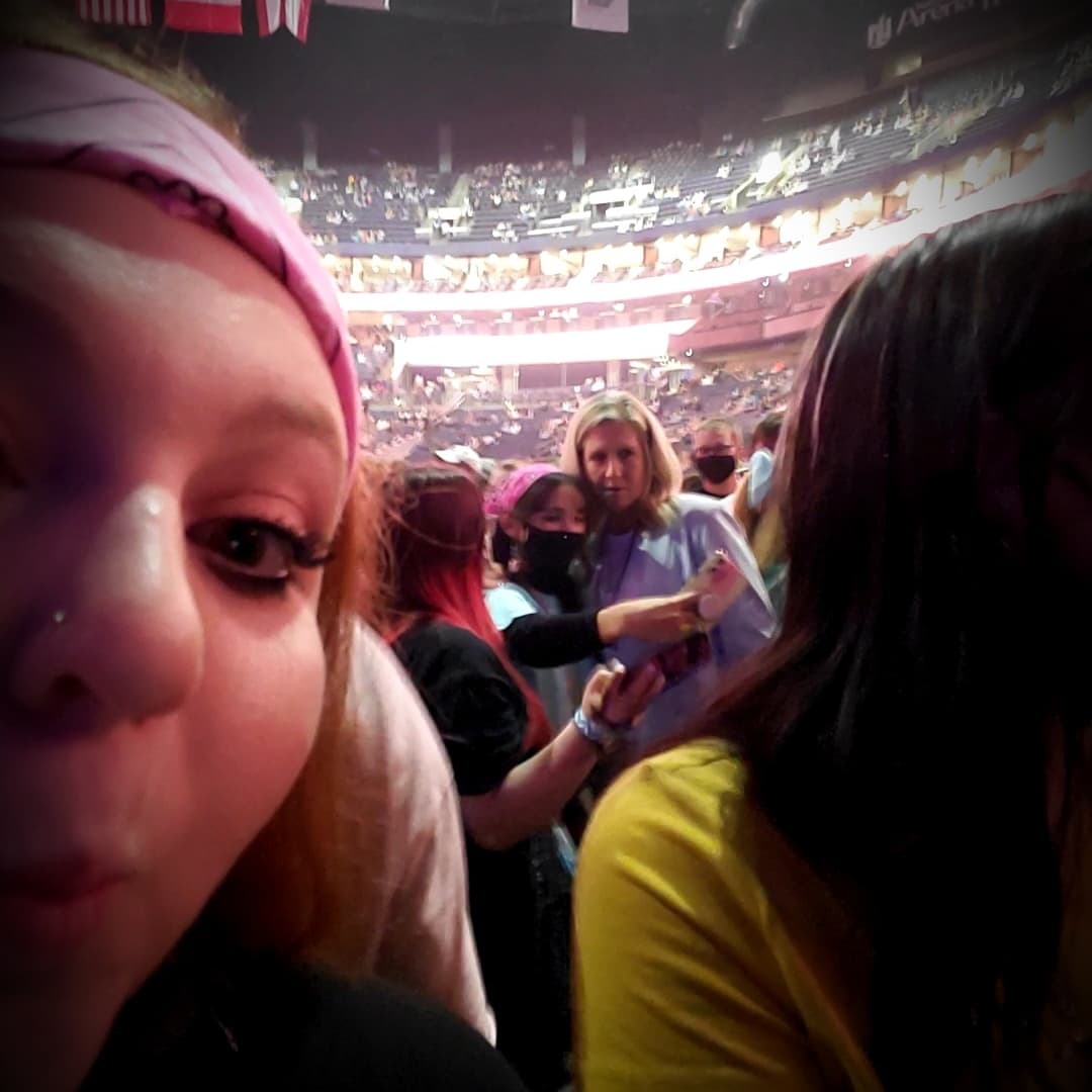 Kaytate96's tweet photo. Didnt get to get a picture with you but I snuck one with you in the background. 🤣 @sweetjumper3 https://t.co/bcZ9iEfgBn