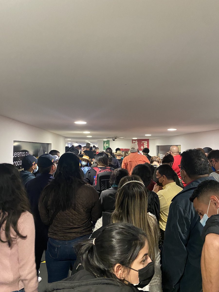 Majajuar's tweet photo. El desorden en el ⁦@AICM_mx⁩ ⁦@Claudiashein⁩ sin precedente! Al menos 500mas de fila para pasar migración! En elevador persona homeless pidiendo dinero. Llegando teams F1. #atencion #imagen #olvido https://t.co/M95wgzQqHf