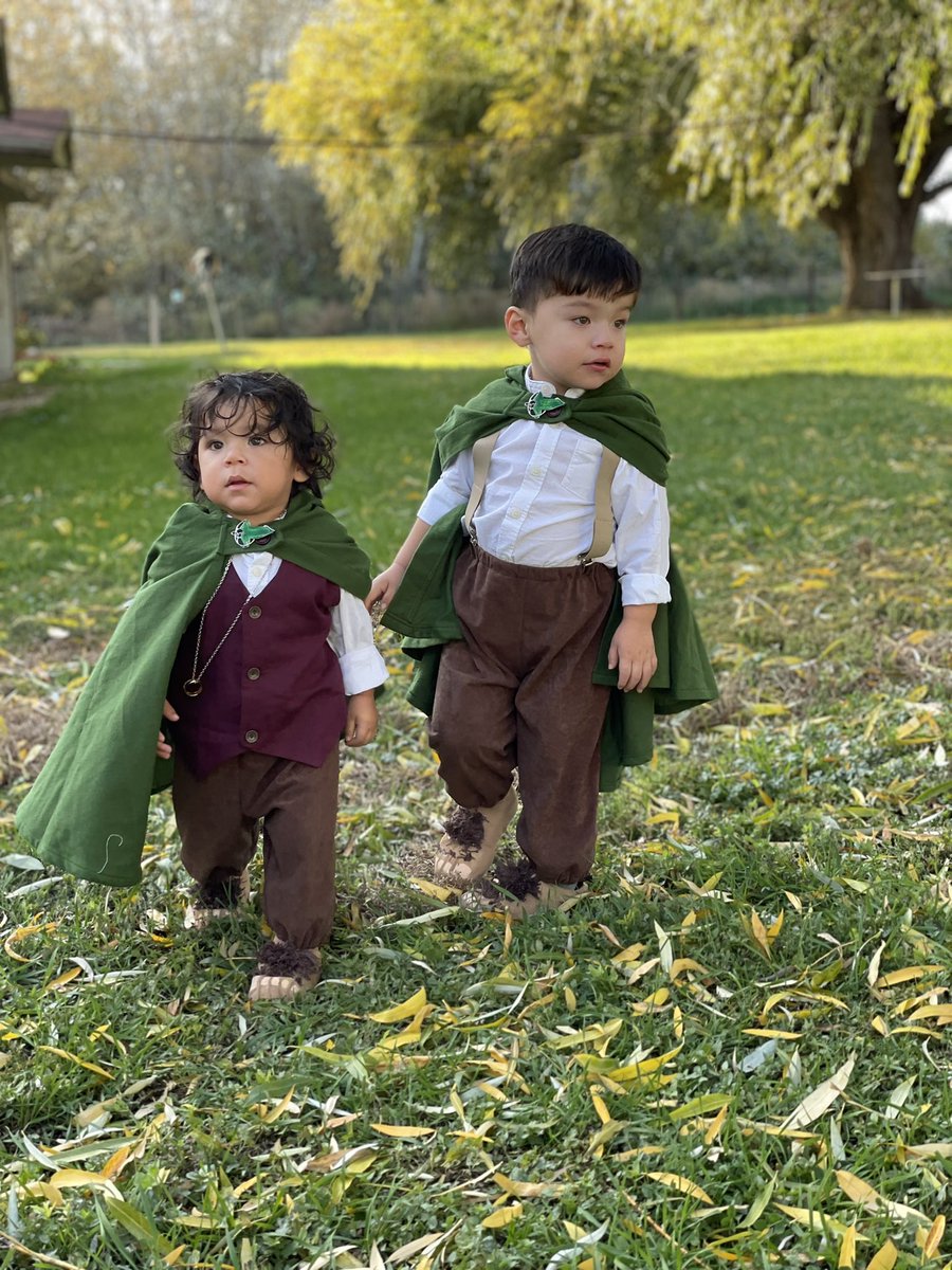Mercy_Ramirez06's tweet photo. Made the nephews Frodo and Sam from LOTR. They’re too cute!!! @elijahwood @SeanAstin #LOTR #babyfrodo #babysam https://t.co/SQLrF1BETN