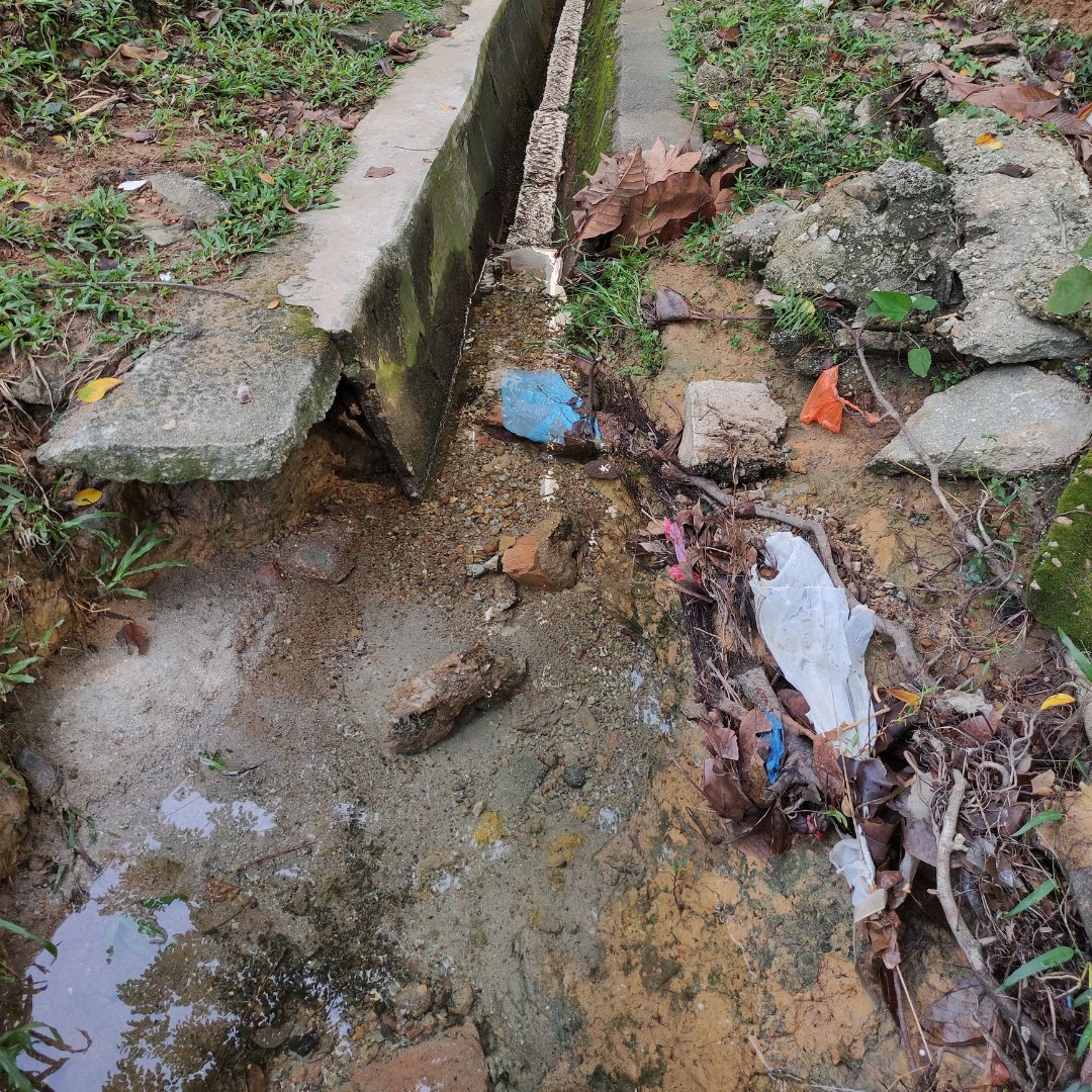 MySekitar's tweet photo. Dirty? Kotor? 🤮
Lots of trash? Banyak sampah? 😡
Let's 'Marie Kondo' our longkang 🧹 
Don't forget to tag us in your photos! Use hashtag #longkangkita

#sekitarkita #longkangmonth #longkang https://t.co/qpWmlFq7OB
