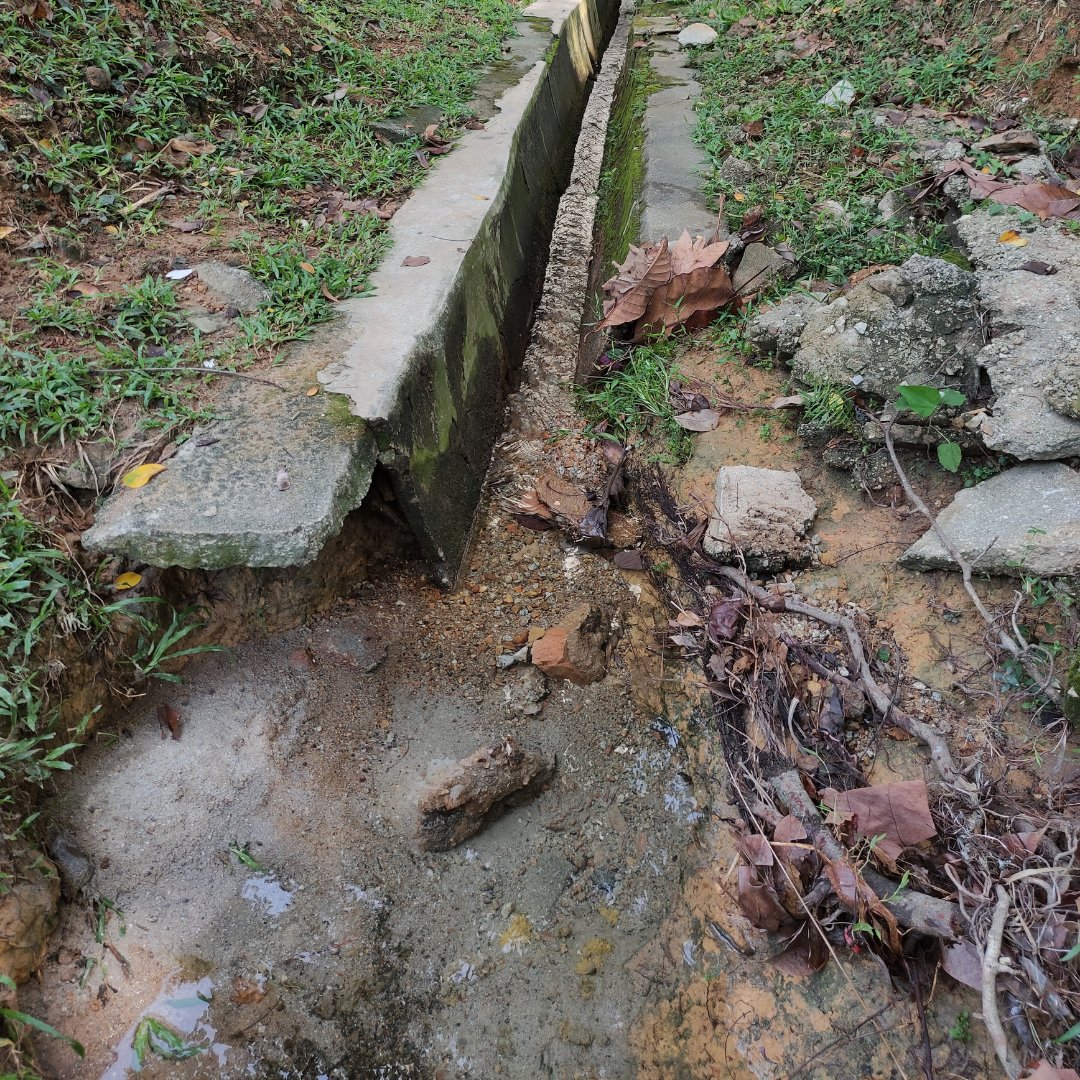 MySekitar's tweet photo. Dirty? Kotor? 🤮
Lots of trash? Banyak sampah? 😡
Let's 'Marie Kondo' our longkang 🧹 
Don't forget to tag us in your photos! Use hashtag #longkangkita

#sekitarkita #longkangmonth #longkang https://t.co/qpWmlFq7OB
