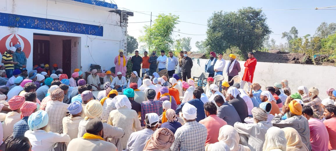 लखीमपुर और पीलीभीत की सीमा पर किसानों के बीच फसलों की बढ़ती लागत, उचित कीमत या एमएसपी ना मिलना, देश में कमर-तोड़ महंगाई जैसे मुद्दों पर चर्चा हुई। 

जनता की पीड़ा को समझने के लिए बोलने से ज़्यादा उनकी बात सुनना ज़रूरी है।