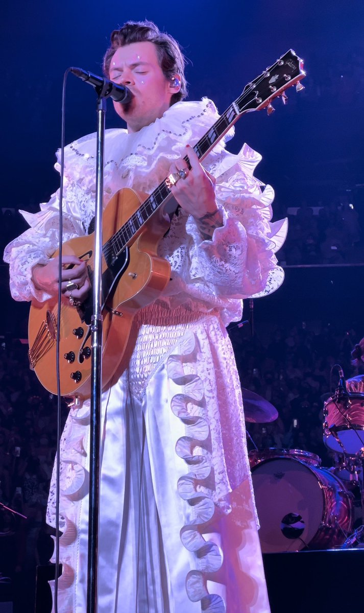 HLDTour's tweet photo. Harry Styles, live from Harryween at Madison Square Garden.
#Harryween 👻
10.31.21

📸:  harryhatesmeee https://t.co/LFV1e3FwTS