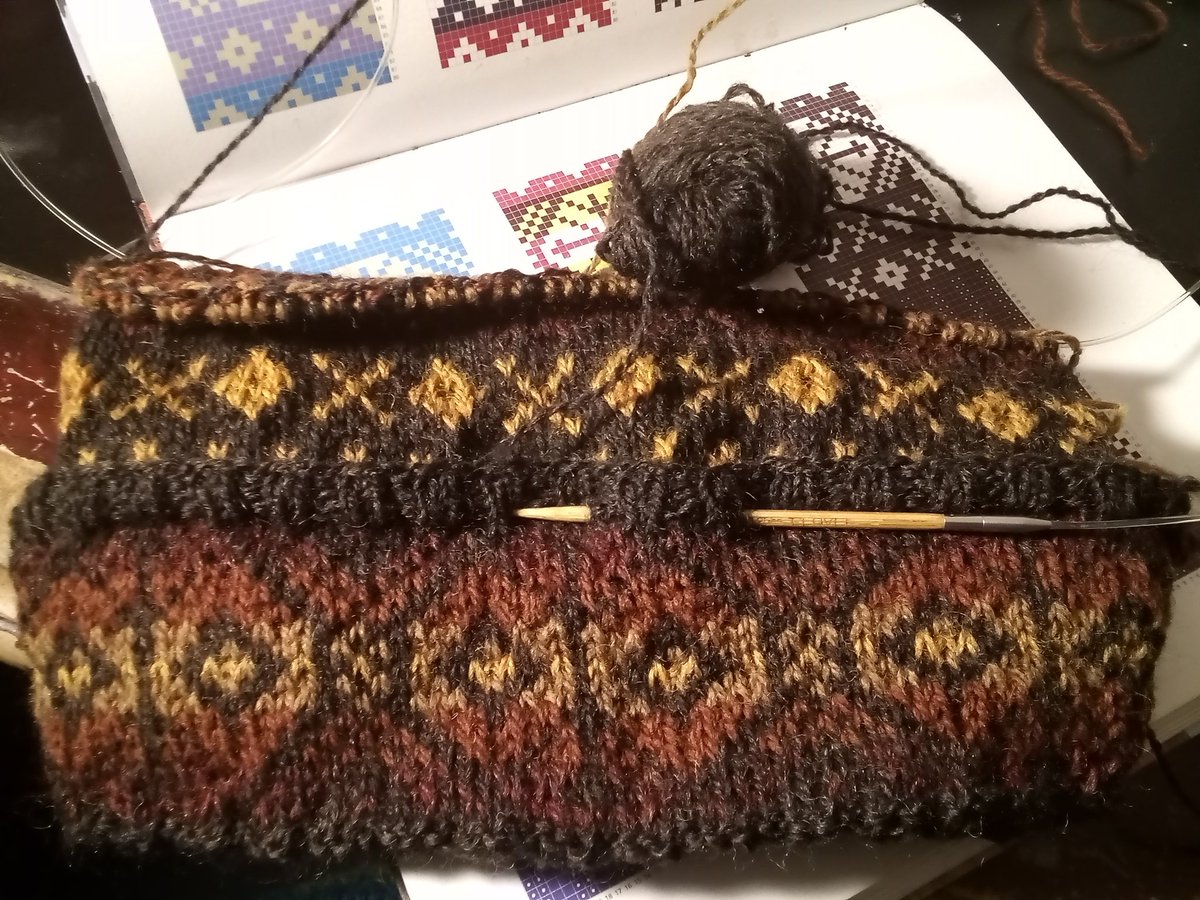 Astelair's tweet photo. I promise this is going to be a hat. Just been hibernating lately. One day I literally work up long enough to eat something and went right back to sleep. Doesn't help that meds make me sleep 12 hrs uggh.
#knittingtwitter #knitting #fairisle #artsandcrafts https://t.co/KsudMTiwrq