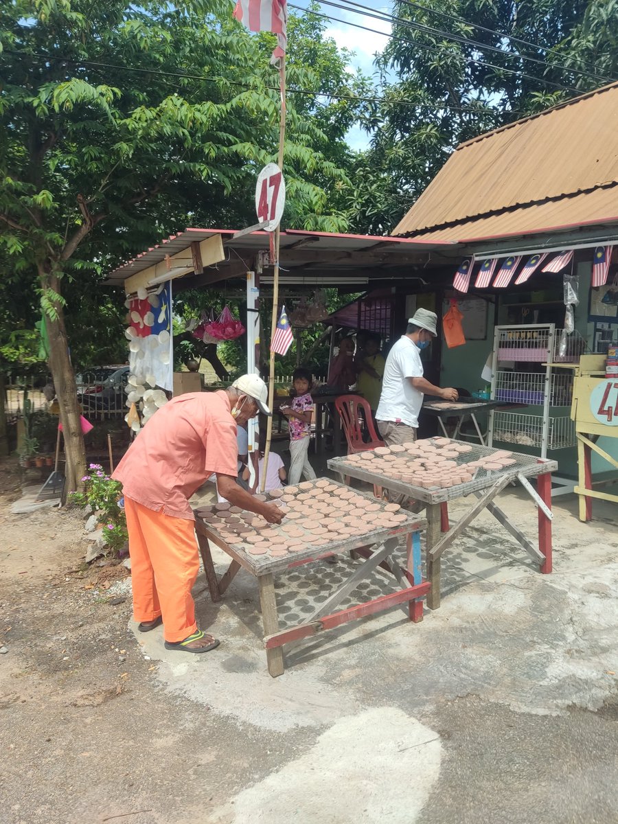 Org melaka masak burger guna matahari eh?