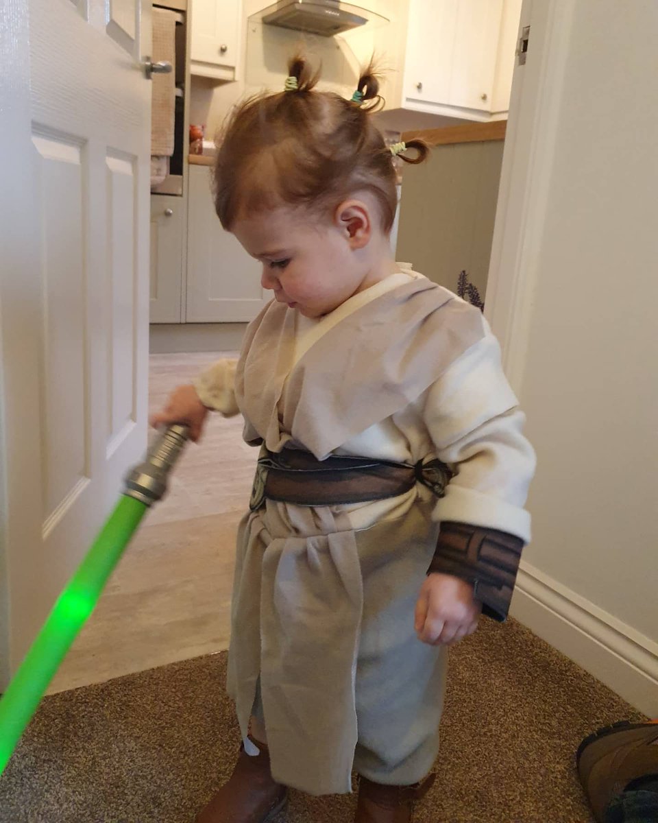 muzzy04's tweet photo. @HamillHimself Happy Halloween from this little jedi #halloween2021 #skywalker https://t.co/nVUygTaY7S