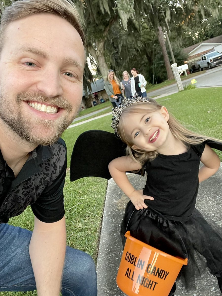 MayorChrisVia's tweet photo. Trick-or-treating success with “Bat Princess” and Captain America 💪🏻🎃🦇🇺🇸 https://t.co/B85j9jm4kq