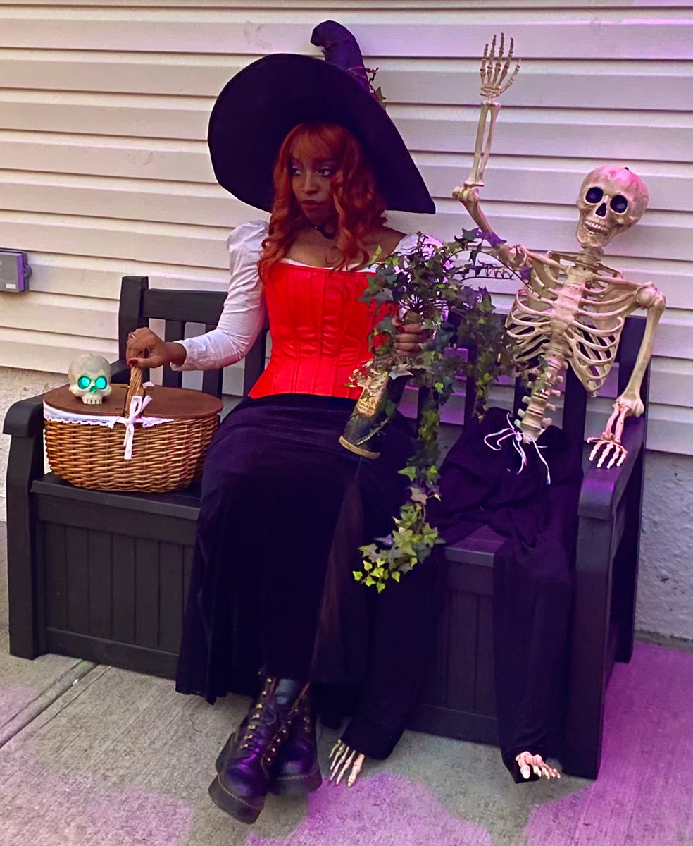 Rubiii_Moon's tweet photo. Scarlet Witch or Poison Ivy?🤔 
either way I didn't even leave the house I just gave out candy 😭😂
#halloween2021 #Halloween #cosplay #ScarletWitch #PoisonIvy #blackcosplayer https://t.co/h8gqWvcBBD