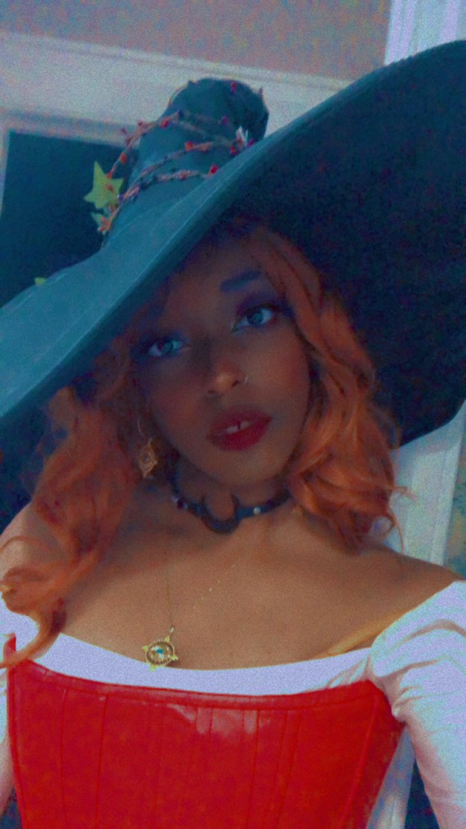 Rubiii_Moon's tweet photo. Scarlet Witch or Poison Ivy?🤔 
either way I didn't even leave the house I just gave out candy 😭😂
#halloween2021 #Halloween #cosplay #ScarletWitch #PoisonIvy #blackcosplayer https://t.co/h8gqWvcBBD