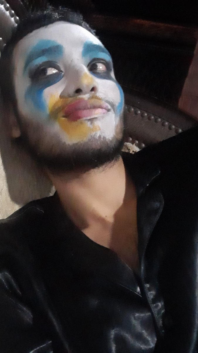 weed_yass's tweet photo. Estoy en una fiesta de Halloween que resultó ser un cumpleaños y soy el único con la cara así. https://t.co/bxSooKcbzt