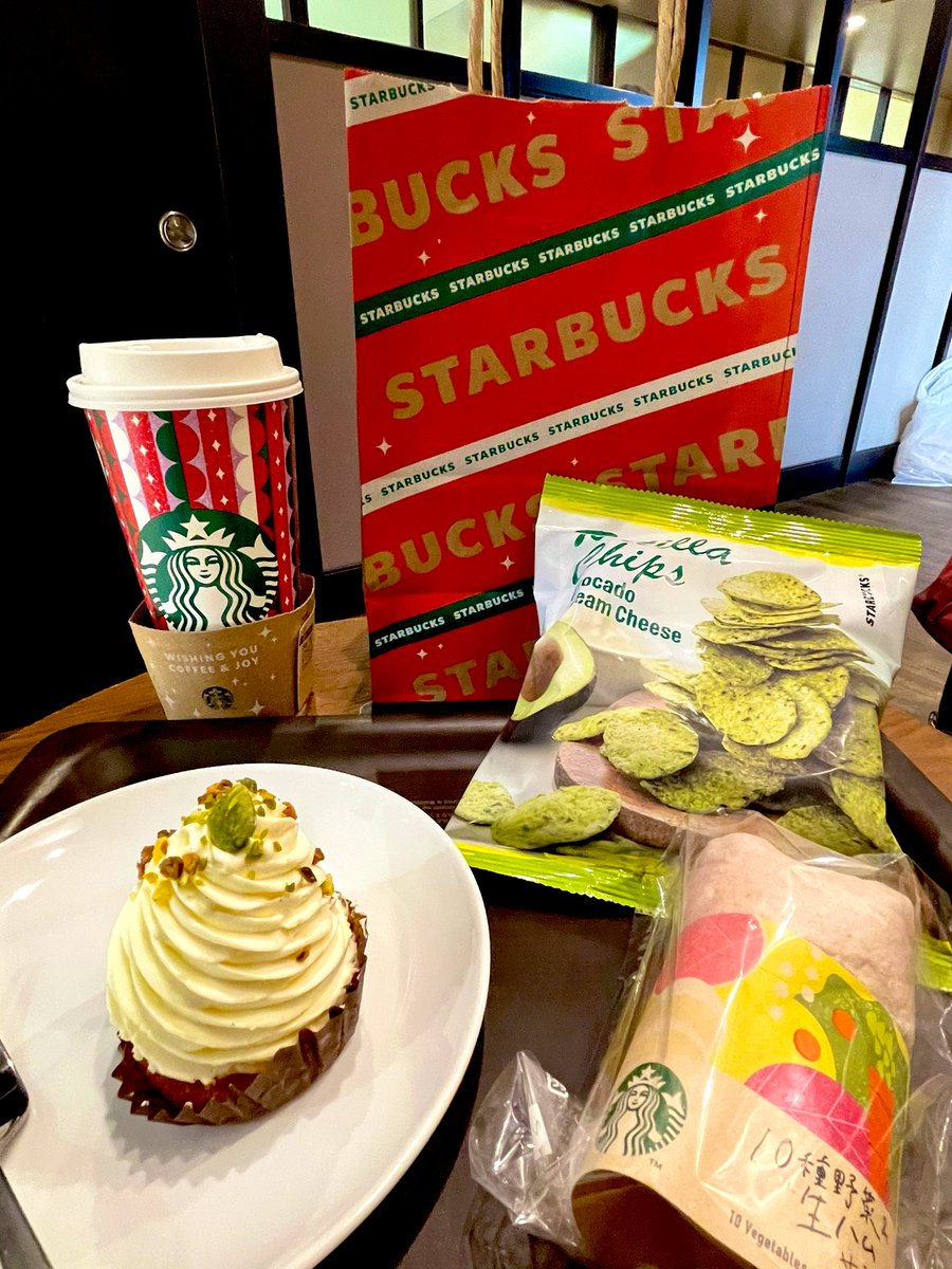 YMhappylife365's tweet photo. #スタバなう
#新商品 #10種野菜と生ハム #ソイラテ #カスタマイズ #アボカドチップス #ミネラルウォーター #クリスマスバージョン🎄#ピスタチオクリームケーキ🍰#富士ミネ #Delicioussweets #みなとみらい21 https://t.co/m8va4adoUc