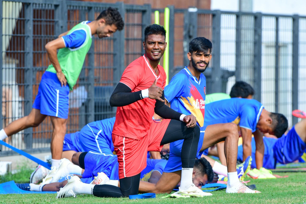 eastbengal_fc's tweet photo. .@IndSuperLeague month 𝙫𝙞𝙗𝙚𝙨.

#MondayMotivation #JoySCEastBengal #WeAreSCEB🔴🟡 

#HeroISL ⚽ https://t.co/TzuP0p9Efy