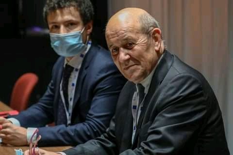 CoeursUnisRDC's tweet photo. Face-a-face tendu!
Regard droit dans les yeux et rire jaunes. https://t.co/1Mqynl0qmh