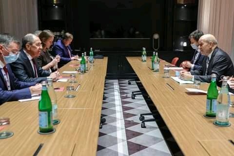 CoeursUnisRDC's tweet photo. Face-a-face tendu!
Regard droit dans les yeux et rire jaunes. https://t.co/1Mqynl0qmh