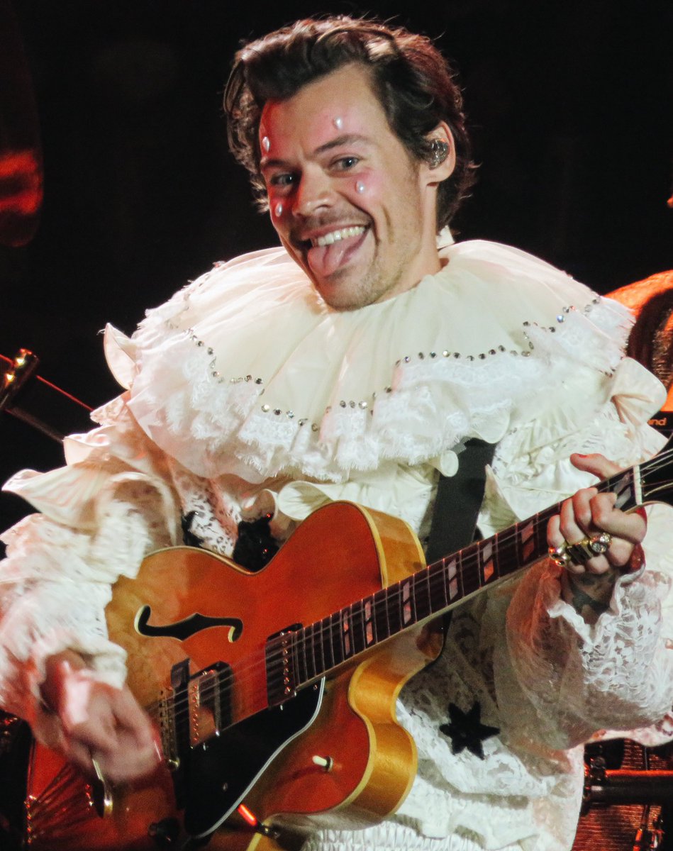 hsdaily's tweet photo. Harry on stage at Harryween Night II - October 31 

📸 haleykwea https://t.co/Y7nRkbyylk