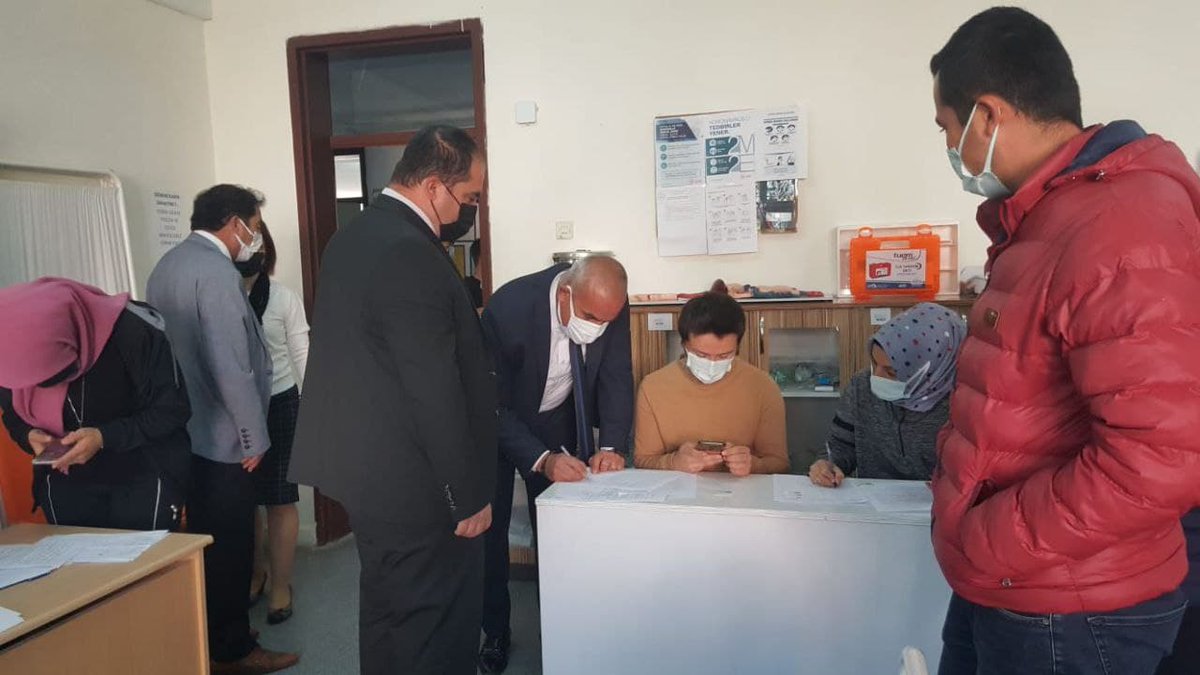 İlçemiz Fatih Meslek ve Teknik Anadolu Lisesi öğrencilerine İlçe Sağlık Müdürlüğü Mobil ekiplerince koronavirüs aşıları yapıldı.
Tedbirler ve aşıyla COVID-19'u aşıyoruz. <a href="/mstfgrbz/">Mustafa Gürbüz</a>