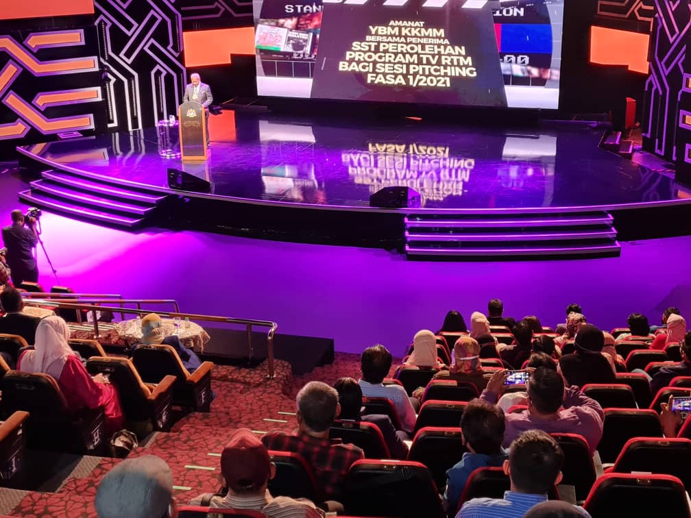 AnnuarMusa's tweet photo. Saya bersama-sama dengan syarikat-syarikat penerbitan yang hebat dari seluruh negara di Majlis Penawaran SST Perolehan Program TV RTM bagi fasa 1. Nampaknya ramai yang menjanjikan program yang berkualiti, saya tidak sabar nak melihat hasilnya. #KeluargaMalaysia https://t.co/yVHThbl3ZN