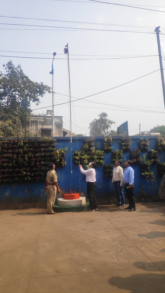 bccl_area's tweet photo. 47th Coal India Foundation day celebrations at Bastacolla area office. Flag hoisting was done by GM, Bastacolla area Shri Soumen Chatterjee followed by corporate song and distribution of sweets.
#CoalIndiaLimited 
#bastacollaarea https://t.co/K1mNxmtSB8