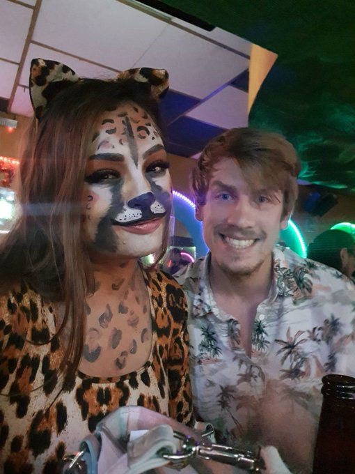 Mi amigo y yo nos disfrasamos de la serie de netflix de joe exotics king tyger 😅😅🤣🤣 https://t.co/god