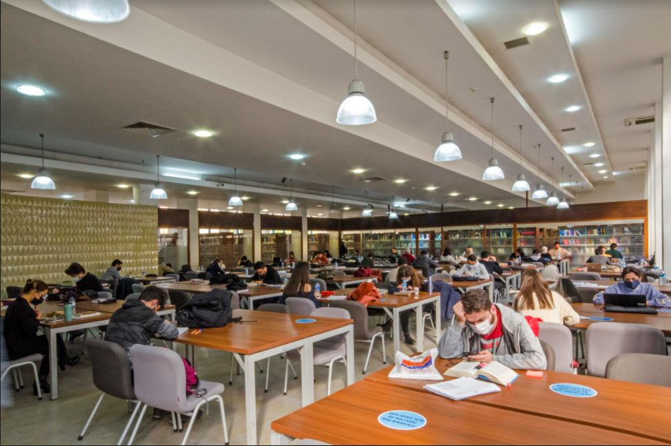 Mülkiye Kütüphanesi yaklaşan ara sınavlar nedeniyle 7/24 hizmet vermeye başlamıştır.
Foto: Hüseyin Türk