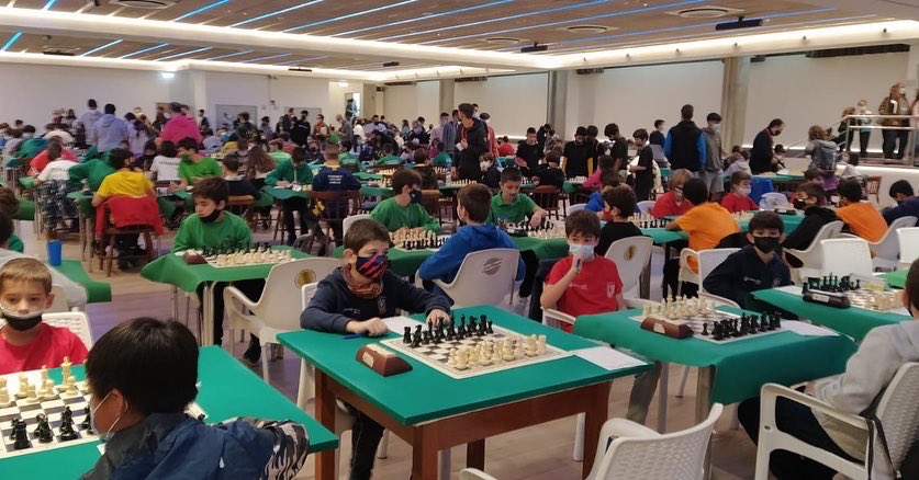 CE_Mollerussa's tweet photo. Avui darrera jornada del Campionat per equips @CE_Mollerussa @escacs_cat. Els nostres jugadors/a jugant a alt nivell i aspirant a tot. @ajmollerussa https://t.co/ufS1jSNoRG