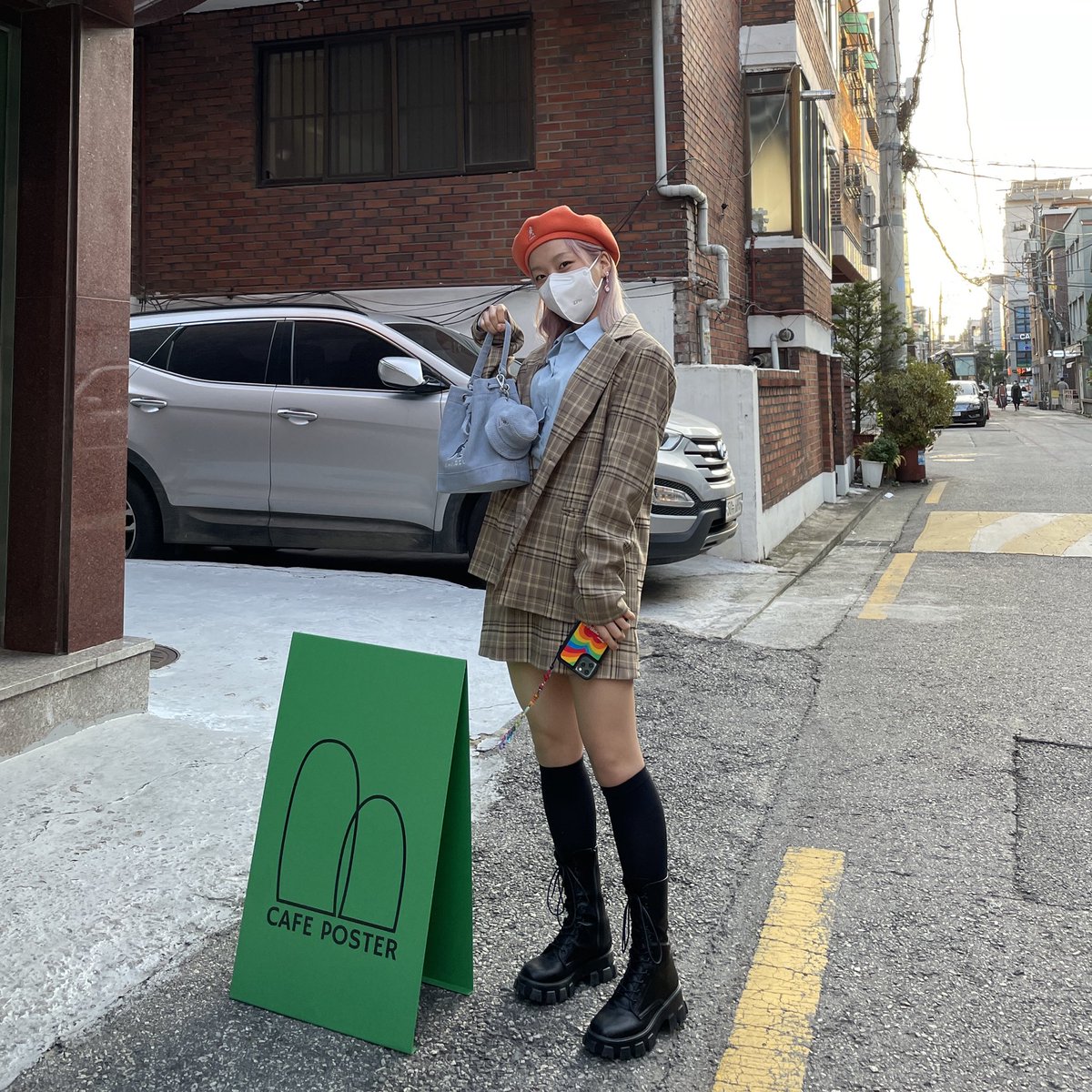 I_AM_A_DORA's tweet photo. 여러분 제가 재밌는 거 보여드릴까요? 제목은 각도의 중요성 근데 이제 제 친구 3명을 곁들인 . . . 🤦🏻‍♀️ https://t.co/oS5UEmTWcG