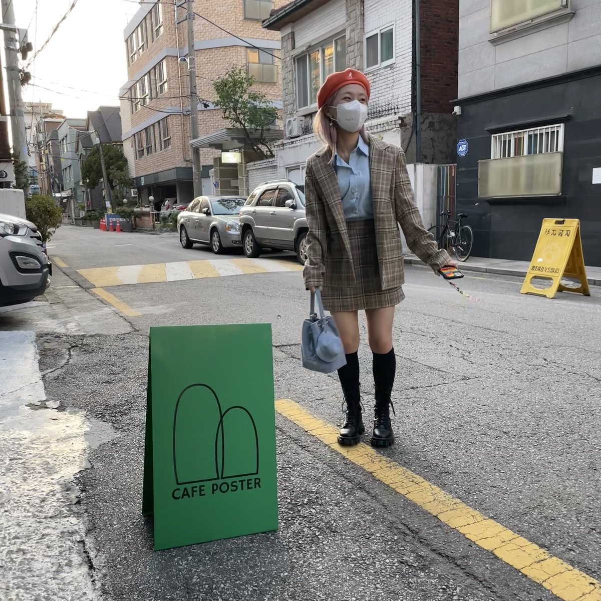 I_AM_A_DORA's tweet photo. 여러분 제가 재밌는 거 보여드릴까요? 제목은 각도의 중요성 근데 이제 제 친구 3명을 곁들인 . . . 🤦🏻‍♀️ https://t.co/oS5UEmTWcG