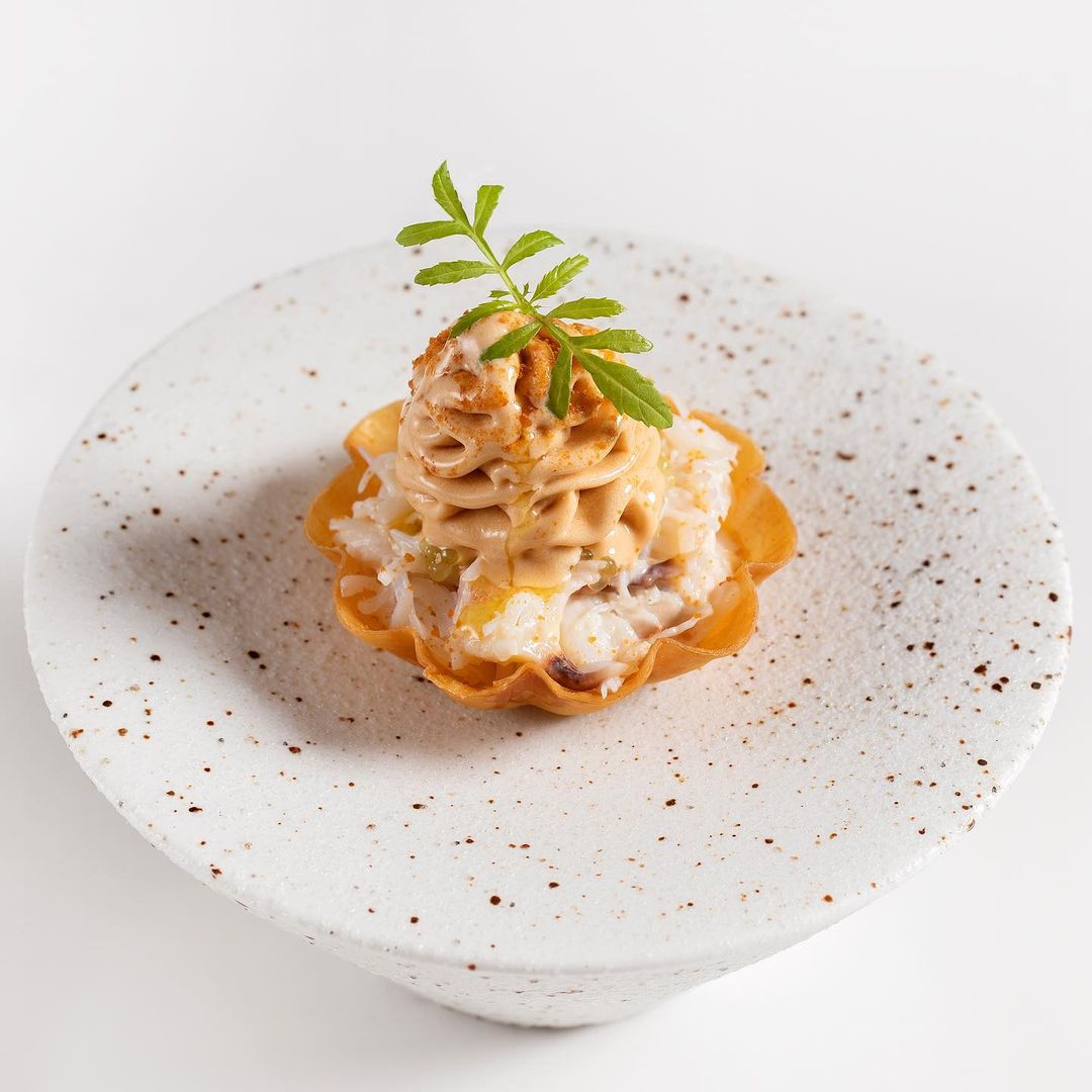 Destination_KSA's tweet photo. The three Michelin-starred chef Jason Atherton's new @MarayaSocial European restaurant in #AlUla, opened on Oct 27! Located on the rooftop of the iconic mirrored building, with 360 views of the stunning Ashar Valley.
@ExperienceAlUla 
#KSA #DestinationKSA https://t.co/8wJEla5Qkt