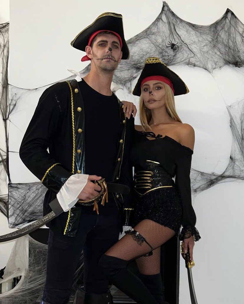 Fantasia de pirata casal  Halloween outfits, Couples costumes, Pirate  halloween costumes