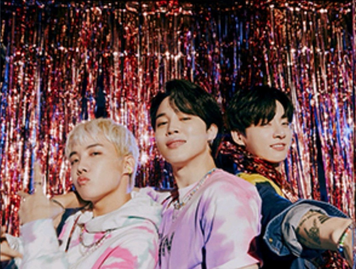 cookychimmy_13's tweet photo. Our couple together with hobi, the 3J unit looking absolutely stunning ❤️ #jikook #kookmin https://t.co/md2sDxZCnX