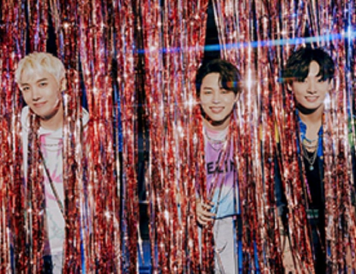 cookychimmy_13's tweet photo. Our couple together with hobi, the 3J unit looking absolutely stunning ❤️ #jikook #kookmin https://t.co/md2sDxZCnX