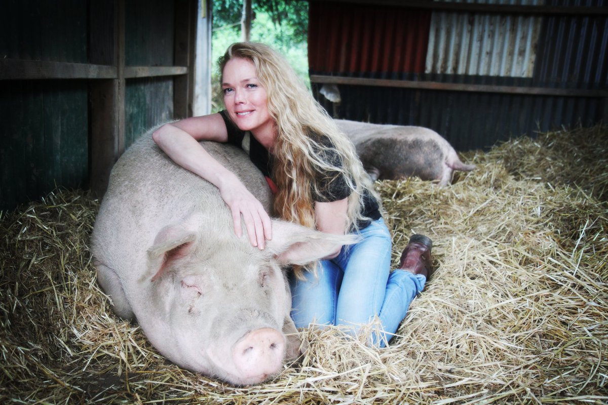 JoFrederiks's tweet photo. Happy World Vegan Day!! ❤️
I've been vegan for 27 years because I agree it's fundamentally wrong to exploit, harm &amp; use animals for any purpose. So stop being nonvegan ~ the animals, the climate crisis, &amp; future generations depend on it!

Photo: 2016
#AnimalRights #vegan #artist https://t.co/D1oUUZCqIS