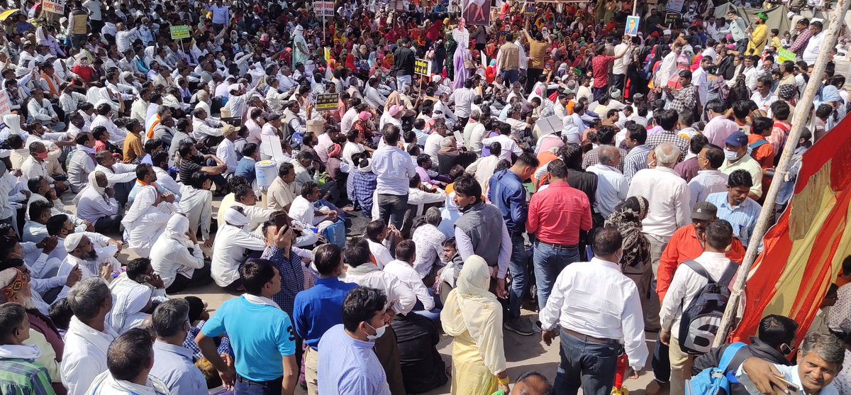 Lalitverma510's tweet photo. ये राजधानी जयपुर के शहीद स्मारक है, करीब एक दर्जन धरने जारी, आज पैर रखने तक कि जगह नहीं 
@zeerajasthan_ 
@manojmathur_ https://t.co/ciQ3bUQWKU