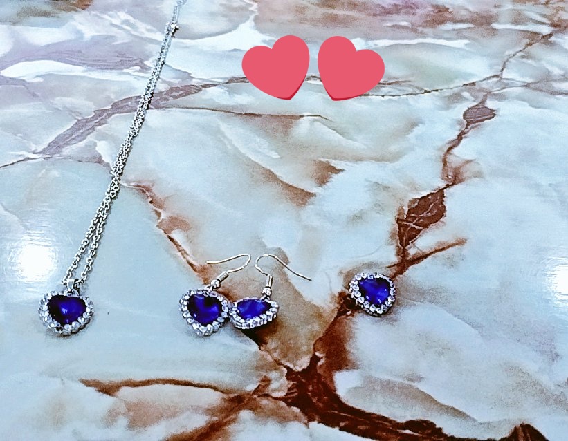 ChandreLau's tweet image. that why i love watching Titanic , I've buy it fewer Day's  on online, it's looking old but Earring n Ring &amp;amp;heart🖤 on the ocean , sry it's so classic &amp;amp;I'll really ♡it  .