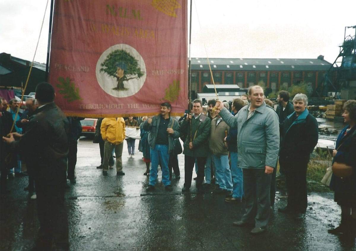 DrBCCurtis's tweet photo. The closure of #Penallta Colliery occurred #OnThisDay thirty years ago. Penallta was the last pit in the Rhymney Valley and one of the last in the south Wales coalfield. The occasion was marked by a farewell march from the pit down the hill into Ystrad Mynach. (1) https://t.co/yZHvJ91v42