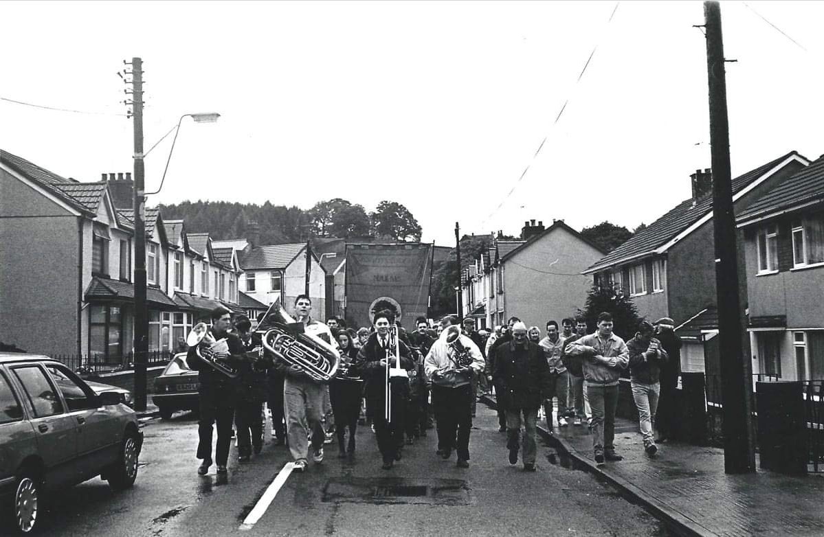 DrBCCurtis's tweet photo. The closure of #Penallta Colliery occurred #OnThisDay thirty years ago. Penallta was the last pit in the Rhymney Valley and one of the last in the south Wales coalfield. The occasion was marked by a farewell march from the pit down the hill into Ystrad Mynach. (1) https://t.co/yZHvJ91v42